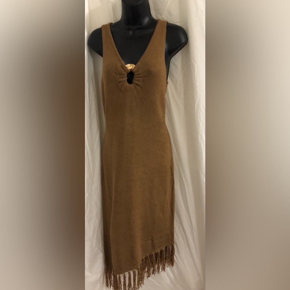 Steve Madden nutmeg knit v-neck gold ring asymmetrical fringed hem dress size M